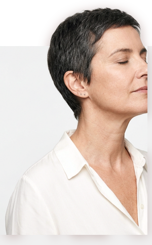 Mulher madura de perfil com pele firme, a ilustrar o tratamento de radiofrequência