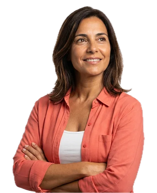 Mulher a sorrir de braços cruzados